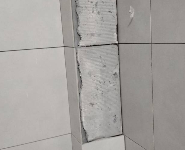 沙县瓷砖空鼓维修公司分享下瓷砖施工前基层浇水润湿程度不足，可能导致以下问题