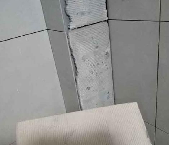 沙县瓷砖空鼓维修公司分享下厨房瓷砖脱落的补救措施。